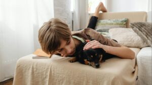 Beneficios de crecer con una mascota: qué aprenden los niños conviviendo con animales en casa