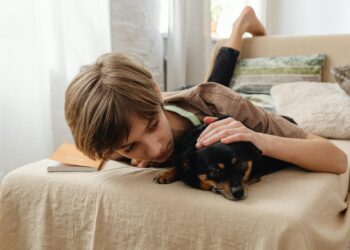 Beneficios de crecer con una mascota: qué aprenden los niños conviviendo con animales en casa
